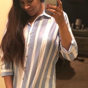 Quarter sleeve length blue and white striped shirt